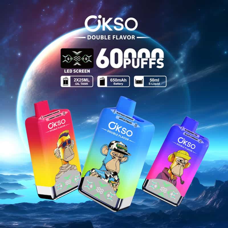 Reclamefoto voor OKSO Double Flavor 60000 vape-apparaten met drie kleurrijke vape-ontwerpen met cartoon-illustraties van apen, weergegeven tegen een achtergrond van een sciencefictionplaneet en berglandschap, waarbij belangrijke kenmerken zoals 60.000 trekjes, LED-scherm, twee 25ml-olietanks, 650mAh-batterij en 50ml e-liquid worden benadrukt.