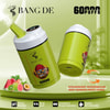 Due dispositivi monouso Green Bang De 60000 raffiguranti un personaggio barbuto, circondati da immagini di fragola, anguria, kiwi, frutto della passione e guava, con caratteristiche in evidenza tra cui tre gusti, doppia bobina, indicatore di potenza intelligente e indicatore digitale dell'olio, e una potenza di 60.000 tiri.
