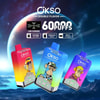 Werbebild für Okso Double Flavor 60000 Vape-Geräte mit drei farbenfrohen Vape-Designs mit Cartoon-Affen-Illustrationen, angezeigt vor dem Hintergrund eines Science-Fiction-Planeten und einer Berglandschaft, mit Hervorhebung der wichtigsten Funktionen wie 60.000 Züge, LED-Bildschirm, zwei 25-ml-Öltanks, 650-mAh-Akku und 50 ml E-Liquid.