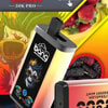 Confezione colorata per dispositivo vape con teschio con occhiali da sole, circondato da immagini di fragole, more e foglie di menta.