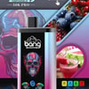 Dispositivo vape colorato con design a teschio, circondato da immagini di bacche e bevande ai frutti di bosco, con varie caratteristiche del dispositivo mostrate in basso.