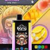 Dispositivo vape colorato con marchio 'Bang', con grafica di teschio fiammeggiante, circondato da illustrazioni di banane, cubetti di mango, cubetti di ghiaccio e uno sfondo con teschio cartoon luminoso.