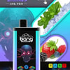 Immagine promozionale per dispositivo Bang Vape, con grafica stilizzata di teschio sul dispositivo e immagini di menta, ghiaccio, fragole, lamponi, mirtilli e more, che indicano un gusto mentolato ai frutti di bosco misti.