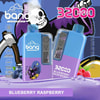 Promotionele afbeelding voor BANG Wegwerpvape in Blueberry Raspberry-smaak, met twee blauwe en paarse vape-apparaten, een cartoon grimmige maaier op een skateboard, bosbessen en frambozen, en productkenmerken zoals 3200 klaaien, verstelbare kracht en Type-C-opladen.