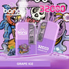 Promotionele afbeelding van een BANG Wegwerp -vape -apparaat in druivenijssmaak, met een levendig paars ontwerp met cartoonschedelkunst, details ongeveer 32000 trekjes en specificaties zoals 32 ml vloeibare capaciteit en 650 mAh batterij, ingesteld tegen een speelse geïllustreerde achtergrond met druiven en ijsblokjes.