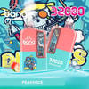 Kleurrijke advertentie voor BANG Wegwerpvape in Peach Ice Flavour, met twee vape -apparaten met cartoonpiratenschedelafbeeldingen, illustraties van perziken en ijsblokjes, en gewaagde tekst die 32.000 kiezels en productspecificaties benadrukt.