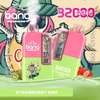 Kleurrijke advertentie voor BANG WEGELIJKE VAPE MET Aardbei Kiwi -smaak, met twee roze en groene vape -apparaten, stripfiguur op een skateboard, afbeeldingen van aardbeien en kiwi, en productinformatie inclusief 32.000 trekjes, 32 ml vloeibare capaciteit en 650 mAh -batterij.