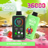 A Bang 使い捨て Vape デバイス (ストロベリー キウイ フレーバー) のプロモーション画像。カラフルなグラフィック、デジタル ディスプレイ、指紋圧力調整機能を備えた 2 つのグリーン Vape デバイスと、36,000 パフ、36 ml 容量、850 mAh バッテリー、Type-C 充電などの主な機能を備えています。