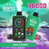 Bang 使い捨てトリプルベリー ベイプ デバイスのプロモーション画像。カラフルで様式化された背景に、主要な機能とベリーのイラストが描かれた 2 つのデバイス (1 つはデジタル ディスプレイ付き、もう 1 つは赤いパーカーを着たスケルトンのデザイン) が表示されています。