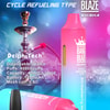 Image promotionnelle pour Bang Blaze Shisha comportant un grand appareil de vapotage jetable rose et bleu étiqueté « Strawberry Ice », des détails sur le produit tels que 40 000 bouffées, une capacité de 40 ml d'e-liquide, une batterie de 1 000 mAh et une bobine en maille de 0,6 Ω, avec un narguilé en arrière-plan, des icônes pour les fonctionnalités et une petite bouteille d'e-liquide à saveur de fraise au premier plan.