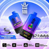 Dispositivi Bang King Vape colorati con design sfumato blu e viola, schermi digitali, doppia opzione di aroma (mirtillo, lampone e frutti di bosco misti) e caratteristiche di spicco come 50.000 tiri, bobina a rete, regolazione del flusso d'aria e uno sfondo montuoso.