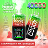 Immagine promozionale del Bang Tornado usa e getta con due dispositivi colorati, fette di fragola e anguria, e caratteristiche evidenziate come 40.000 puff, tripla resistenza mesh, potenza regolabile, capacità di 40 ml, batteria da 850 mAh e ricarica Type-C, tutto a tema fragola e anguria.
