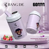 Immagine promozionale per il dispositivo di svapo usa e getta Bang De con un design a forma di lattina viola con un logo a forma di scimmia, testo che evidenzia 60.000 tiri, tre gusti (fragola, anguria, ghiaccio al drago nero) e icone per le caratteristiche principali come doppia bobina, indicatore di potenza intelligente e indicatore digitale dell'olio.