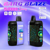 Bang Blaze 50000 Starry 使い捨て Vape のプロモーション画像。デジタル ディスプレイ付きの黒と紫のデバイス 2 台、キャップをかぶった漫画の猿、星座の模様、そしてクランベリー グレープ アイスのラベル付きフレーバーが特徴です。