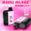 ピンクと黒のデザイン、デジタル星座ディスプレイ、漫画の猿のアートワークを備えた Bang Blaze 50000 Starry Vape デバイスのプロモーション画像。Type-C 充電、550Mah バッテリー、デュアル メッシュ コイル、3 つのモード オプション、ストロベリー マンゴー フレーバーなどの機能を強調しています。