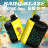 Bang Blaze 50000 Starry Vape デバイスのカラフルな広告。2 つの洗練された黒と黄色のデバイス、デジタル スタイルのグラフィック、漫画の猿のイラスト、ヤシの木のある熱帯の背景、Type-C 充電、550Mah バッテリー、デュアル メッシュ、3 つのモード オプション、急速充電などの製品機能が特徴です。