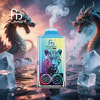 Dispositivo vape colorato con grafica leopardata, display digitale e nebbia che si alza, immerso tra cubetti di ghiaccio e acqua, con due illustrazioni di draghi sullo sfondo.