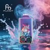 Dispositivo vape Fumot con illustrazione leopardata colorata sul davanti, posizionato su uno sfondo drammatico di fumo rosa e blu vorticoso e spruzzi d’acqua.
