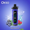 Dispositivo Okso blu con display digitale, mostrato circondato da mirtilli, more, lamponi, foglie di menta e ghiaccio, a suggerire il gusto Blue Razz Ice.