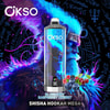 Immagine promozionale colorata per Okso Shisha Hookah Mega che raffigura un vivace personaggio in stile fantasy con la barba blu e occhi luminosi, un grande dispositivo per svapare, simboli mistici stilizzati e immagini di mirtilli, lamponi e ciliegie che rappresentano il sapore.