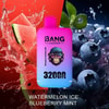 Dispositivo vape usa e getta con etichetta Bang Leader 32.000 tiri in gradiente rosa e blu, con fette di anguria che spruzzano acqua a sinistra e mirtilli freschi circondati da foglie di menta a destra, a promuovere il gusto Anguria Ice Menta Mirtillo.