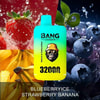 Dispositivo vape usa e getta con etichetta Bang Leader 32.000 tiri, mostrato su uno sfondo colorato di mirtilli, fragole e banane con schizzi d’acqua, che evidenzia i gusti Mirtillo Ice e Fragola Banana.