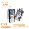 Werbebild für Airmez -Fuchsvape mit zwei Vape -Geräten mit einem Cartoon -Fuchs in Sonnenbrillen und einem Hut auf ihren Etiketten, der vor einem farbenfrohen geometrischen Hintergrund angesetzt ist und Blaubeer auf Eis- und Blaubeer -Himbeer -Aromen und 8000 Puffs Kapazität hervorhebt.