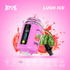Pink Afus Lush Ice Vape-Gerät mit digitalem Display, umgeben von Wassermelonenscheiben und -spritzern auf rosa Hintergrund, das unten seinen Geschmack und die wichtigsten Spezifikationen hervorhebt.