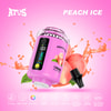 Pink Afus Peach Ice Vape-Gerät mit Digitalanzeige, umgeben von frischen Pfirsichen und Pfirsichsaftspritzern, das Funktionen wie 12.000 Züge, 50 ml E-Liquid, 2.200 mAh Akku und Mesh-Spule vor einem rosa Hintergrund hervorhebt.