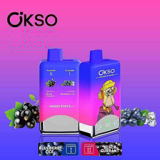 Zwei Okso-Vape-Geräte mit blauem und rosa Farbverlaufsdesign mit den Aromen von schwarzen Johannisbeeren und Blaubeereis, umgeben von Bildern von schwarzen Johannisbeeren, Blaubeeren und Eis, mit einer illustrierten Affenfigur auf einem Gerät.