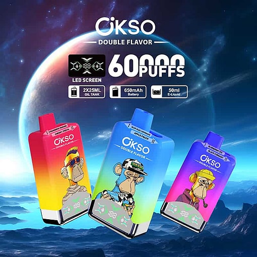 Werbebild für Okso Double Flavor 60000 Vape-Geräte mit drei farbenfrohen Vape-Designs mit Cartoon-Affen-Illustrationen, angezeigt vor dem Hintergrund eines Science-Fiction-Planeten und einer Berglandschaft, mit Hervorhebung der wichtigsten Funktionen wie 60.000 Züge, LED-Bildschirm, zwei 25-ml-Öltanks, 650-mAh-Akku und 50 ml E-Liquid.
