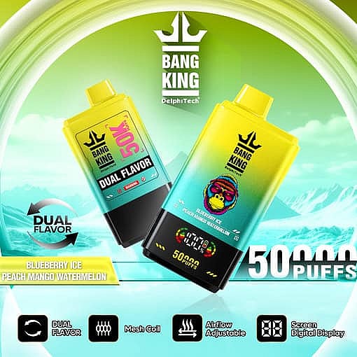 Vor einem Berghintergrund werden zwei Bang King Vape-Geräte mit digitalen Bildschirmen angezeigt, die die beiden Geschmacksrichtungen Blaubeereis und Pfirsich-Mango-Wassermelone, 50.000 Züge und Funktionen wie Mesh-Coil und einstellbaren Luftstrom hervorheben.