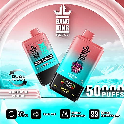 Zwei Bang King Vape-Geräte mit einem rosa und blauen Farbverlaufsdesign, digitaler Anzeige und auffälligem Branding, vor dem Hintergrund eines stilisierten Eisbergs, die für die beiden Geschmacksrichtungen Blueberry Ice und Peach Ice und 50.000 Züge werben.