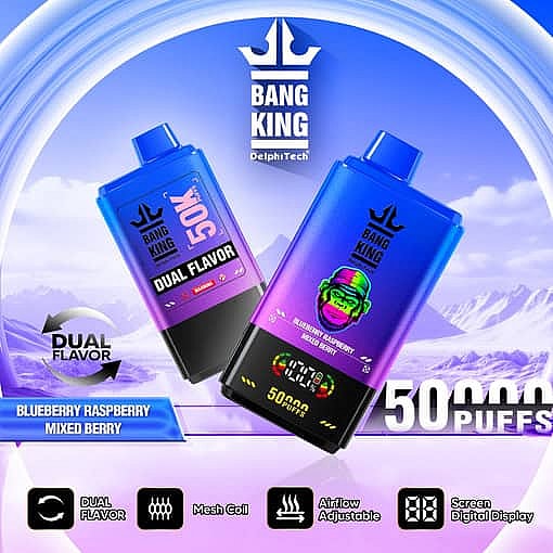 Farbenfrohe Bang King Vape-Geräte mit blauen und violetten Farbverlaufsdesigns, digitalen Bildschirmen, zwei Geschmacksoptionen (Blaubeere, Himbeere und gemischte Beeren) und hervorgehobenen Funktionen wie 50.000 Zügen, Mesh-Spule, Luftstromeinstellung und einem Berghintergrund.