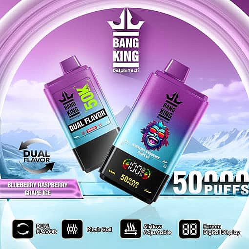 Zwei Bang King Vape-Geräte mit den Geschmacksrichtungen Blaubeere, Himbeere und Traubeneis, mit Dual-Geschmacksschalter, Digitalanzeige und einem farbenfrohen Eisberg-Hintergrund, der 50.000 Züge hervorhebt.