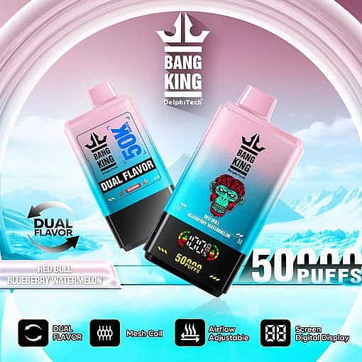 Zwei Einweg-Vape-Geräte der Marke Bang King mit digitalen Anzeigen, die 50.000 Züge und die beiden Geschmacksrichtungen Red Bull und Blaubeer-Wassermelone bieten, vor dem Hintergrund einer stilisierten Eislandschaft mit schneebedeckten Bergen und Symbolen, die Funktionen wie Mesh-Spule, einstellbare Luftzufuhr und Bildschirmanzeige hervorheben.
