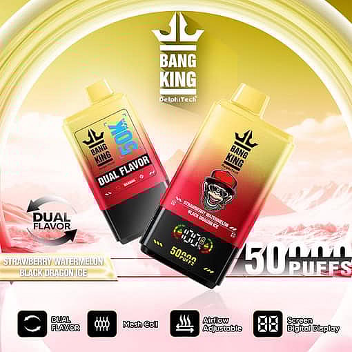 Zwei Bang King Delphtech Vape-Geräte mit Erdbeer- und Black Dragon Ice-Geschmack, vor einer stilisierten rosa und gelben Landschaft, mit Symbolen, die den doppelten Geschmack, die Mesh-Spule, den einstellbaren Luftstrom und die digitale Anzeige hervorheben.