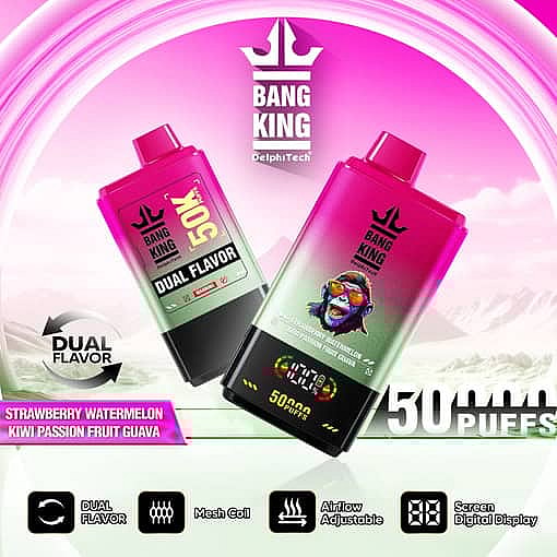 Zwei Bang King Dual-Flavor-Vape-Geräte in leuchtendem Pink und Grün, mit Digitalanzeigen, mit Text, der 50.000 Züge hervorhebt, Dual-Flavor (Erdbeer-Wassermelone und Kiwi-Passionsfrucht-Guave) und Symbolen zur Geschmacksauswahl, Mesh-Spule, einstellbarer Luftzufuhr und Bildschirmanzeige.