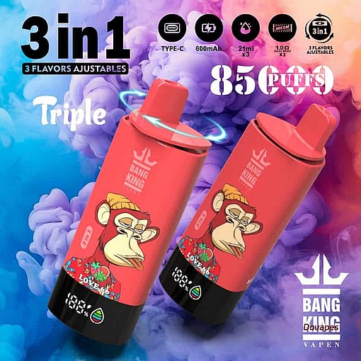 Bang King Triple 3-in-1 Vape のプロモーション画像。漫画の猿が描かれた 2 つの赤いデバイスと、8500 パフ、600 mAh バッテリー、21 ml 容量、Type-C 充電、カラフルな煙の背景に 3 つの調整可能なフレーバーなど、さまざまな製品詳細が記載されています。