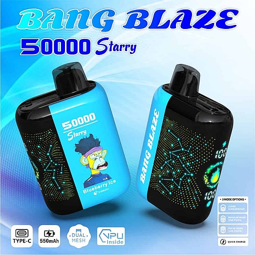 Reklamebillede for Bang Blaze 50000 Starry med to blå og sorte vape-enheder med digitale mønstre, produktbranding, blåbæris-smag og ikoner, der fremhæver funktioner som 550mAh batteri, Type-C-opladning, dobbelt mesh og tilstandsmuligheder.