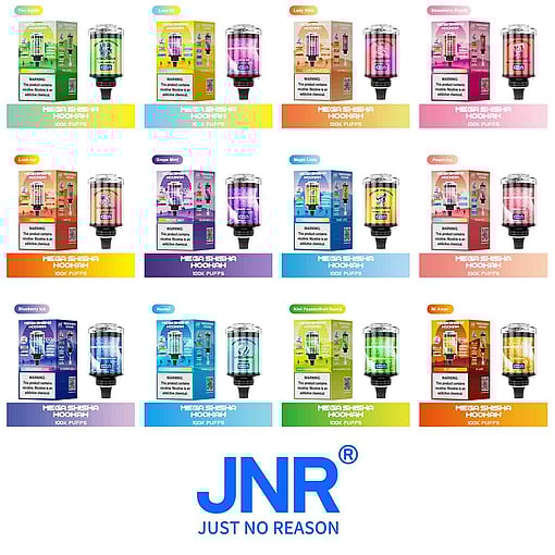 Verschiedene Geschmacksrichtungen der Einweg-Vape-Produkte Jnr Mega Shisha Hookah, präsentiert in Kartons mit den entsprechenden Vape-Geräten, jede Geschmacksrichtung in einer anderen Farbe und darunter das blaue Jnr Just No Reason-Logo.