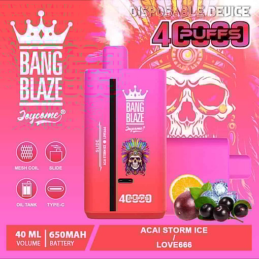 ピンクの Bang Blaze Joycome 使い捨て Vape デバイスのプロモーション画像。アサイーベリー、オレンジスライス、アイスキューブ、背景にカラフルな頭飾りをつけた様式化された頭蓋骨が描かれ、4,000 パフ、40 ml 容量、650 mAh バッテリー、アサイー ストーム アイス フレーバーなどの特徴が強調されています。