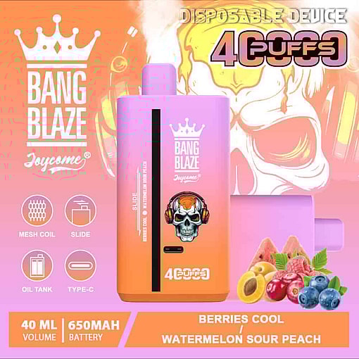 オレンジと紫のグラデーションの Bang Blaze 使い捨て Vape デバイスのプロモーション画像。ヘッドフォンをつけた頭蓋骨と、ベリー、スイカ、ピーチのフルーツのイラストが描かれ、4,000 パフ、メッシュ コイル、40 ml 容量、650 mAh バッテリー、ベリー クールとスイカ サワー ピーチのフレーバーが特徴です。