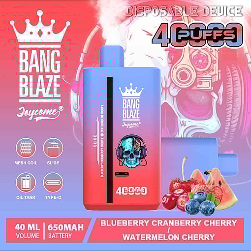 Bang Blaze 使い捨て Vape デバイスは、40,000 パフが可能で、ブルーベリー、クランベリー、チェリー、スイカのアイコンと画像に囲まれたヘッドホンをつけた頭蓋骨を特徴とする青とピンクのグラデーション デザインです。