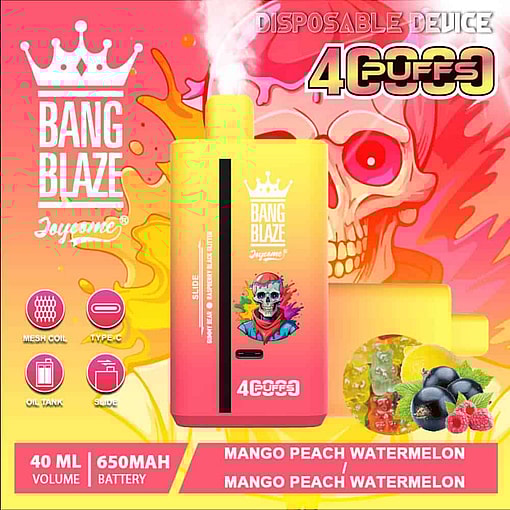 Bang Blaze Joycome 使い捨て Vape の広告。カラフルなデバイス、マンゴー、ピーチ、スイカのフレーバー オプション、対応するフルーツの画像、40,000 パフを強調する太字のテキスト、40 ml の容量、650 mAh のバッテリー、様式化された頭蓋骨のイラストが描かれた鮮やかな背景が特徴です。