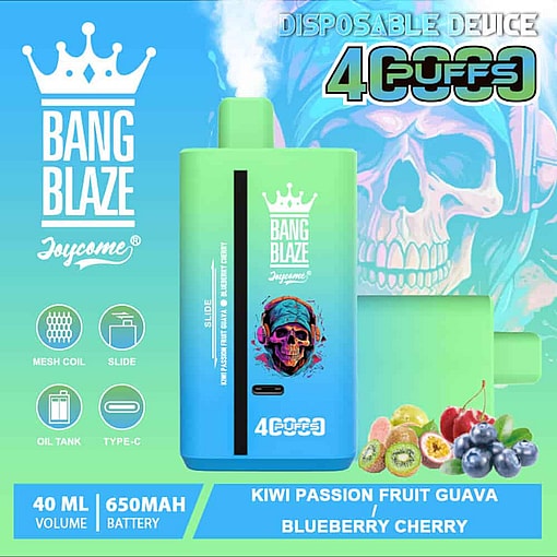 カラフルな Bang Blaze 使い捨て Vape デバイス。フルーツのイラストが描かれ、4000 パフ、メッシュ コイル、40 ml 容量、650 mAh バッテリー、キウイ、パッション フルーツ、グアバ、ブルーベリー、チェリーのフレーバーが青い背景に描かれ、大きな頭蓋骨のグラフィックが描かれています。