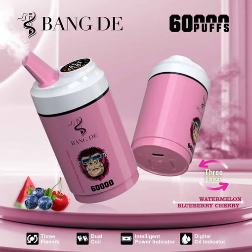 Immagine promozionale per il dispositivo Bang De Vape in rosa, raffigurante una scimmia stilizzata con occhiali da sole, che offre 60.000 tiri e gusti anguria, mirtillo e ciliegia, con icone che evidenziano tre gusti, doppia bobina, indicatore di alimentazione e indicatore dell'olio.