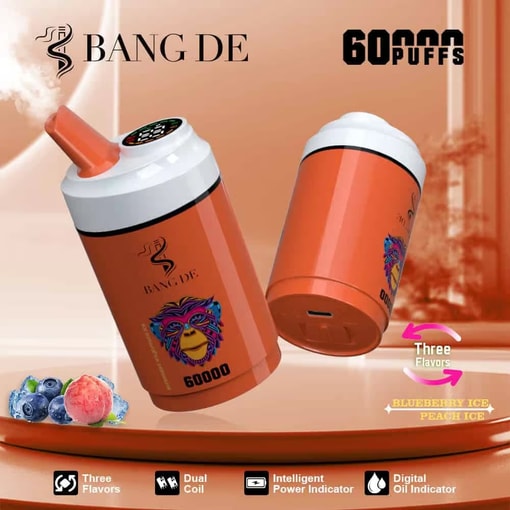 Due dispositivi Bang De Vaping arancioni con parte superiore bianca, un'illustrazione colorata di un volto di leone e caratteristiche quali tre gusti, doppia bobina, indicatore di potenza intelligente e indicatore digitale dell'olio, con immagini di mirtilli e pesca che rappresentano i gusti ghiaccio al mirtillo e ghiaccio alla pesca.
