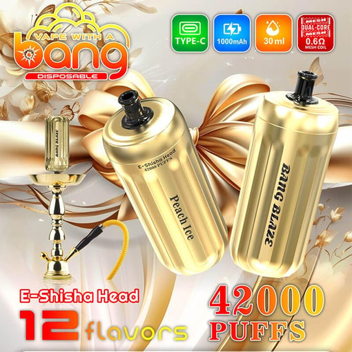 Bang 使い捨て e-shisha ヘッドのプロモーション画像。Peach Ice と Bang Blaze というラベルが付いた 2 つのゴールド ベイプ デバイスが特徴で、42,000 パフ、12 種類のフレーバー、Type-C 充電、1000mAh バッテリー、30 ml 容量、0.6Ω メッシュ コイルが特長です。