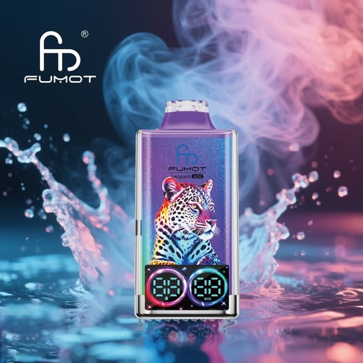 Dispositivo vape Fumot con illustrazione leopardata colorata sul davanti, posizionato su uno sfondo drammatico di fumo rosa e blu vorticoso e spruzzi d’acqua.